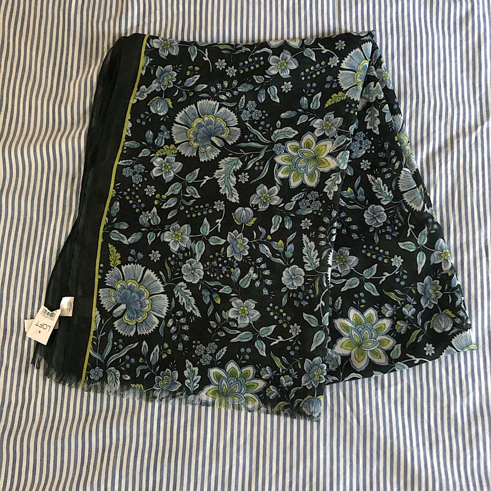 Beautiful floral Loft scarf NWT